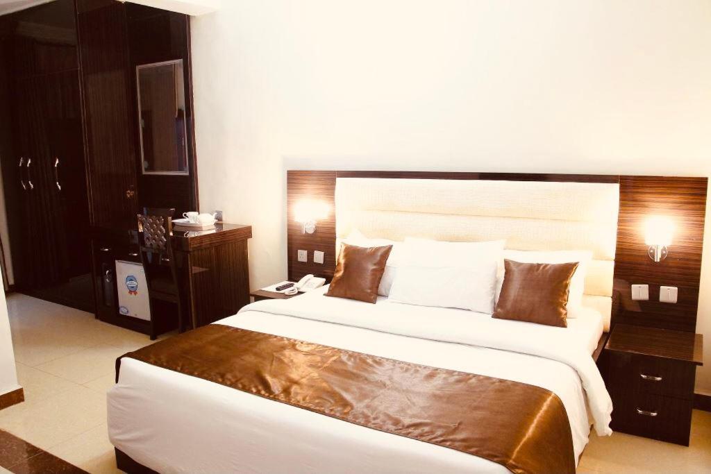 E-Suites Hotel, อาบูจา ภายนอก รูปภาพ